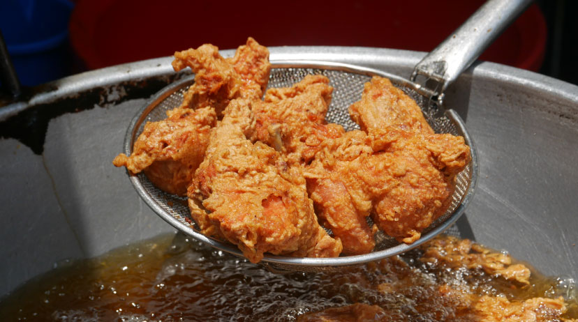 ปีกไก่ทอดหนังกรอบเหลืองทอง สดใหม่เพิ่งยกจากหม้อทอดน้ำมันร้อนฟู่